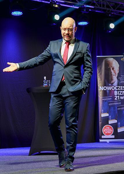 Jerzy Zientkowski na scenie podczas przemówienia